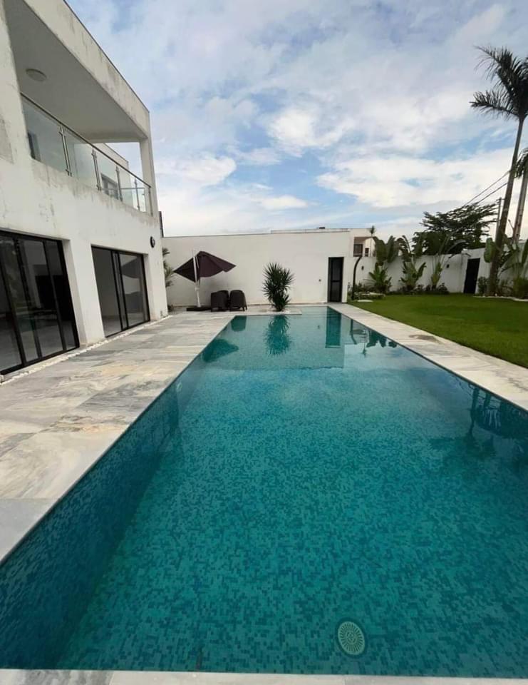 Vente d'une Maison / Villa de 9 pièce(s) à 9.000.000.000 FCFA : Abidjan-Cocody-Angré (Anger Y4 )