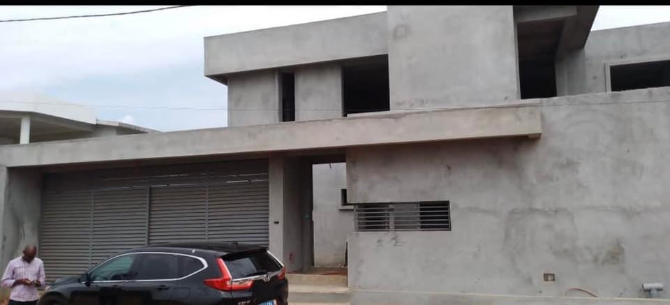 Vente d'un Immeuble : Abidjan-Cocody-Angré (Angre y4 )