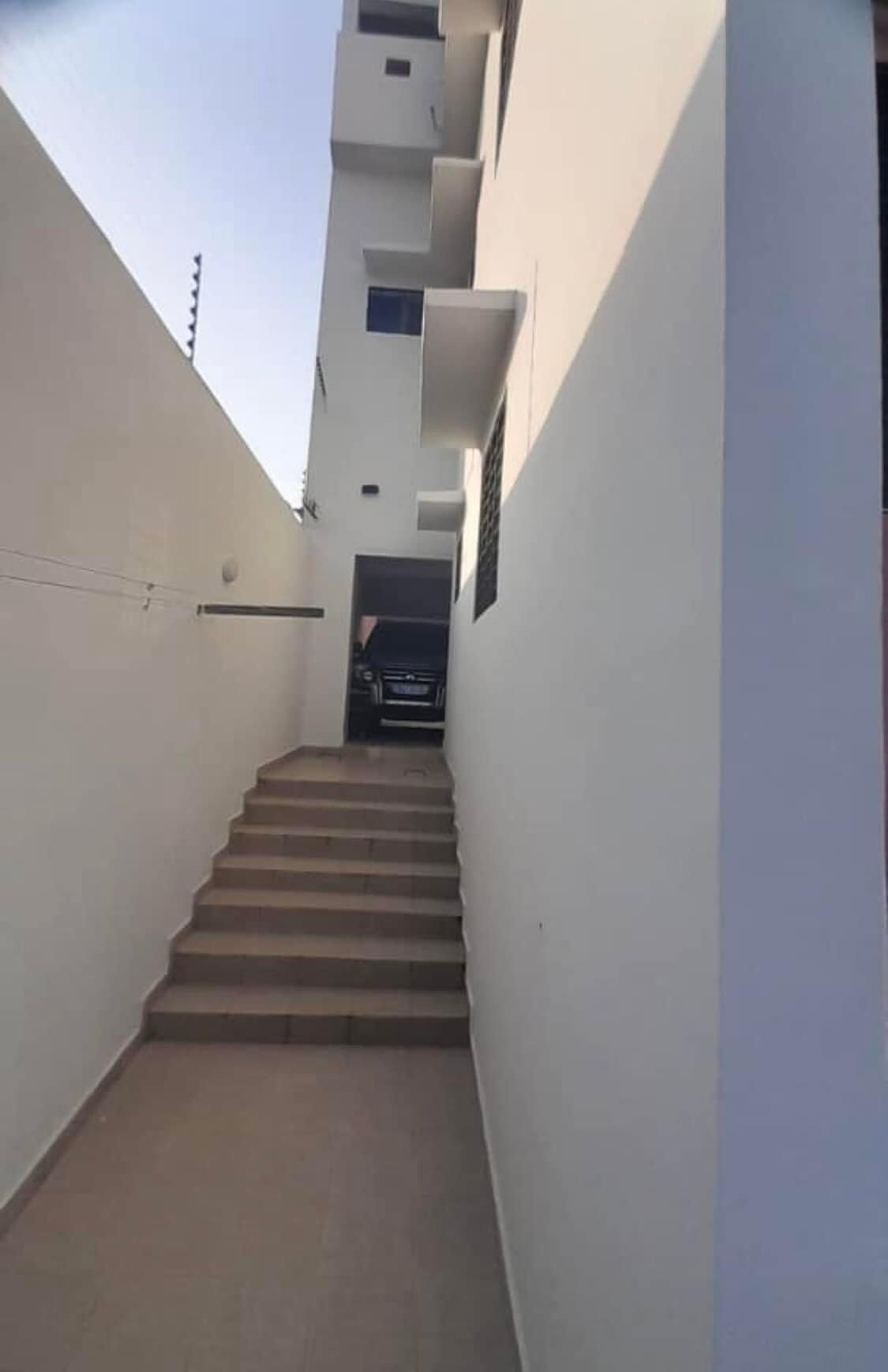 Vente d'une Maison / Villa de 6 pièce(s) à 400.000.000 FCFA : Abidjan-Cocody-Riviera (Rivera 4)