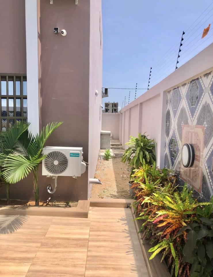 Location d'une Maison / Villa de 7 pièce(s) à 3.000.000 FCFA : Abidjan-Cocody-Riviera (Rivera golf )