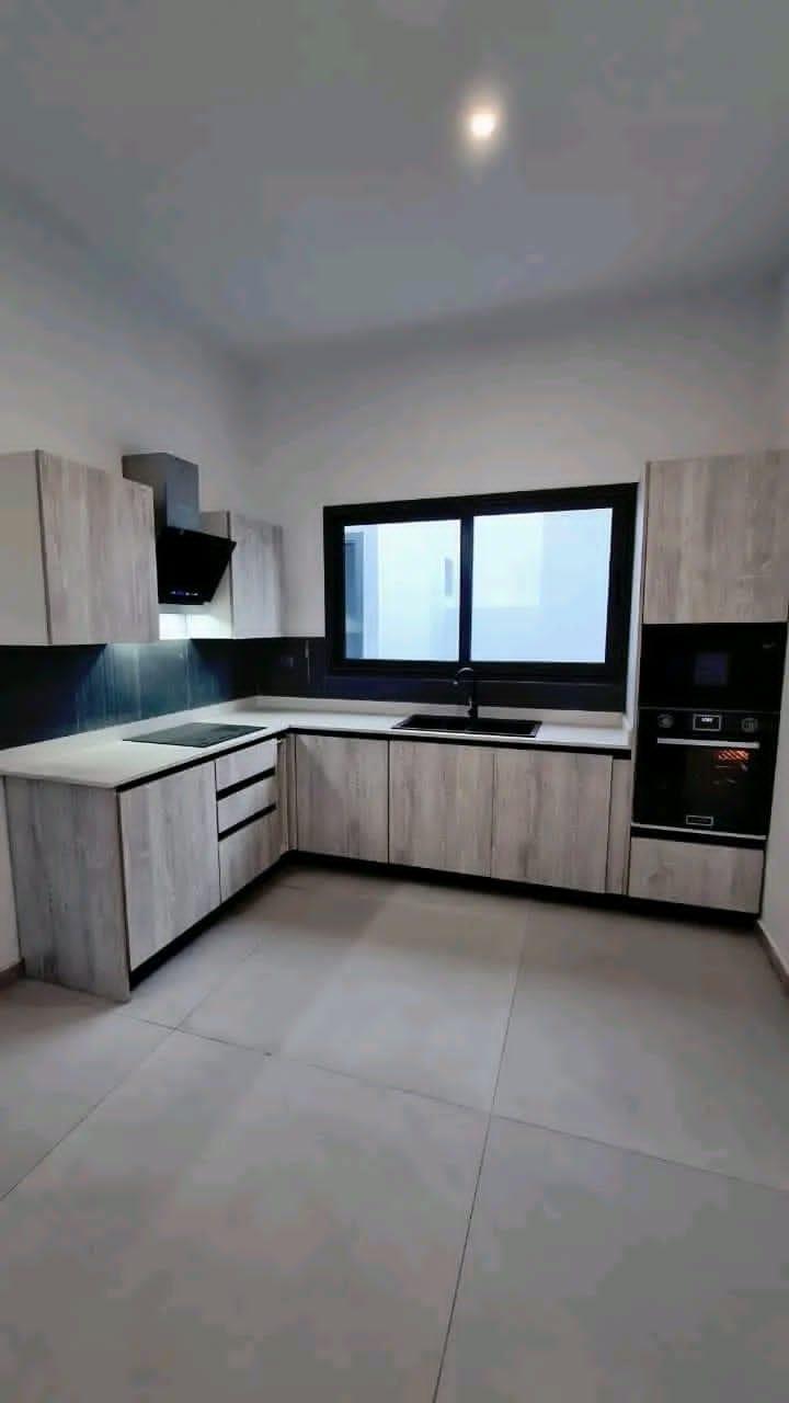 Location d'une Maison / Villa de 5 pièce(s) à 2.500.000 FCFA : Abidjan-Cocody-Riviera (COCODY RIVIERA 4 CITE VERDOYANTE)