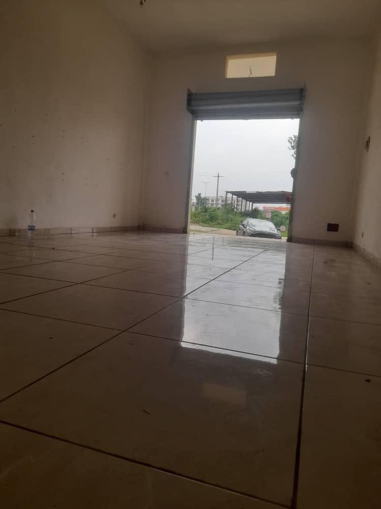 Location d'un Atelier / Magasin à 250.000 FCFA  : Abidjan-Cocody-Angré (ANGRE DJOROBITE 1)