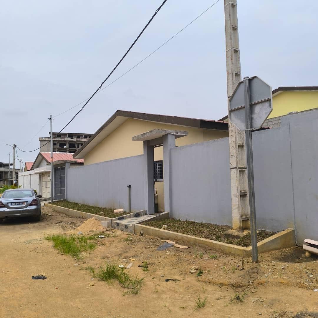 Location d'une Maison / Villa de 5 pièce(s) à 400.000 FCFA : Abidjan-Cocody-Riviera (COCODY RIVIERA FAYA)