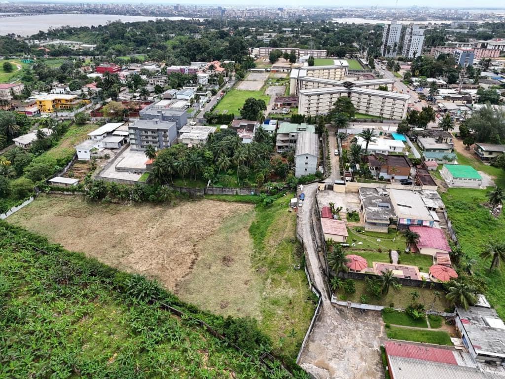 Vente d'un Terrain à 5.500.000.000 FCFA  : Abidjan-Cocody centre (Ambassade)