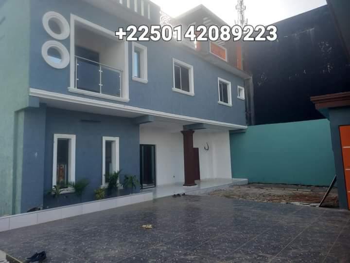 Vente d'une Maison / Villa de 7 pièce(s) à 400.000.000 FCFA : Abidjan-Cocody-Angré (Angré 8 ème tranche )