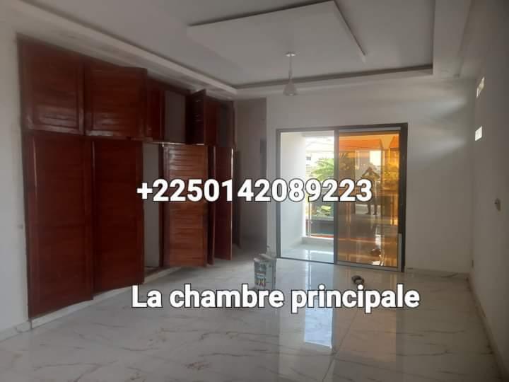 Vente d'une Maison / Villa de 7 pièce(s) à 400.000.000 FCFA : Abidjan-Cocody-Angré (Angré 8 ème tranche )