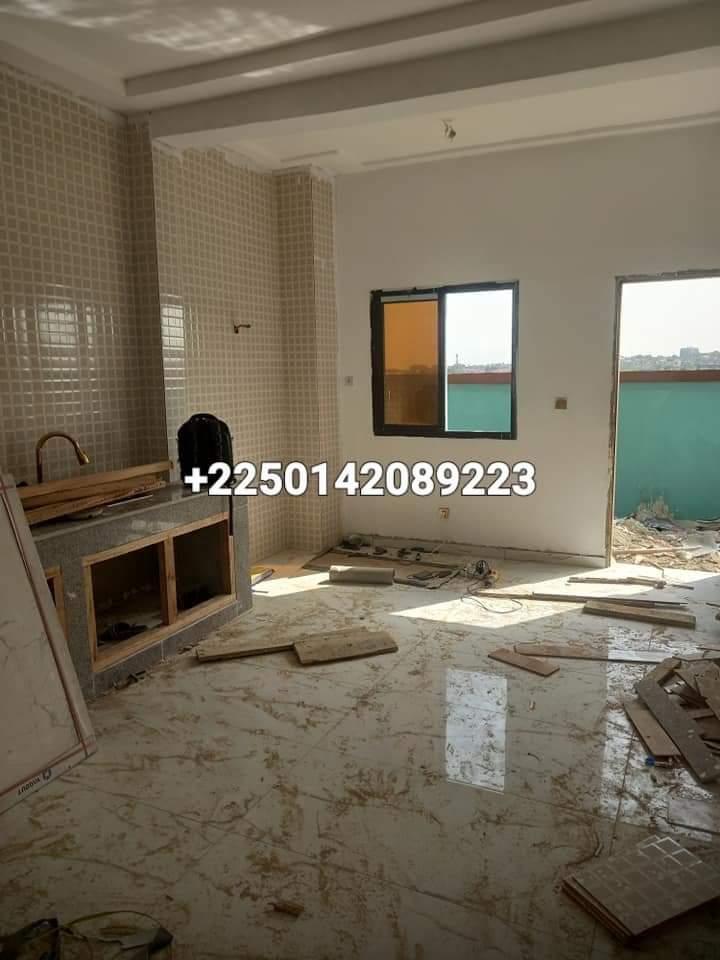 Vente d'une Maison / Villa de 7 pièce(s) à 400.000.000 FCFA : Abidjan-Cocody-Angré (Angré 8 ème tranche )