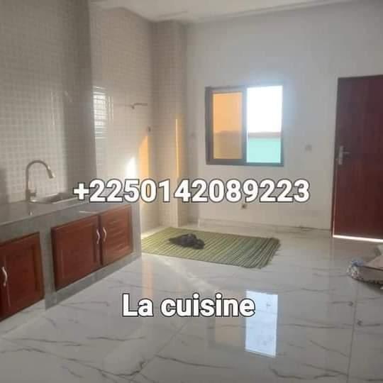 Vente d'une Maison / Villa de 7 pièce(s) à 400.000.000 FCFA : Abidjan-Cocody-Angré (Angré 8 ème tranche )