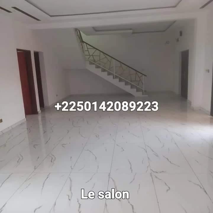 Vente d'une Maison / Villa de 7 pièce(s) à 400.000.000 FCFA : Abidjan-Cocody-Angré (Angré 8 ème tranche )