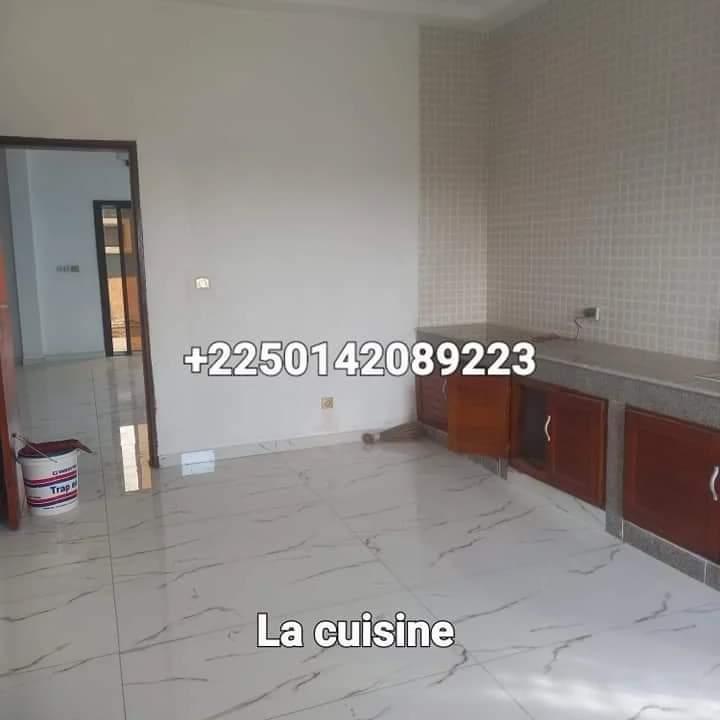 Vente d'une Maison / Villa de 7 pièce(s) à 400.000.000 FCFA : Abidjan-Cocody-Angré (Angré 8 ème tranche )