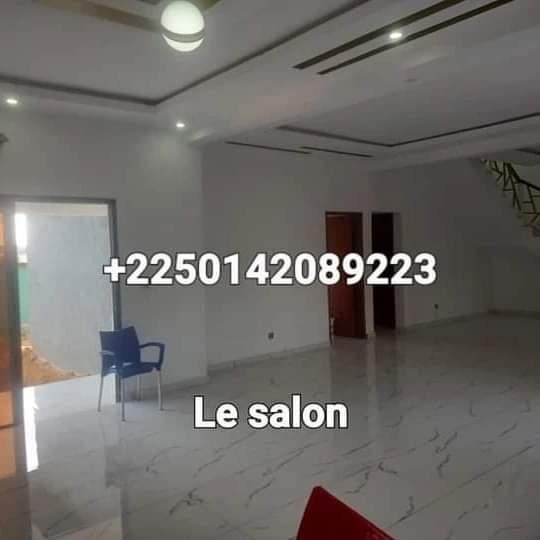 Vente d'une Maison / Villa de 7 pièce(s) à 400.000.000 FCFA : Abidjan-Cocody-Angré (Angré 8 ème tranche )