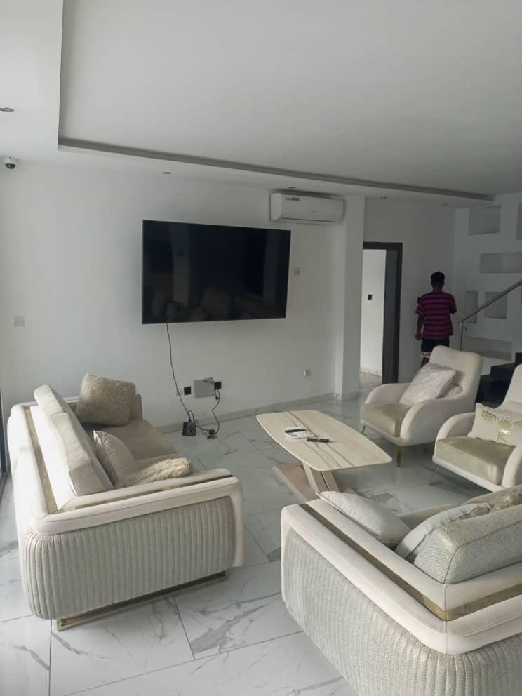 Location d'une Maison / Villa de 8 pièce(s) à 1.700.000 FCFA : Abidjan-Cocody-Riviera (Riviera abatta )