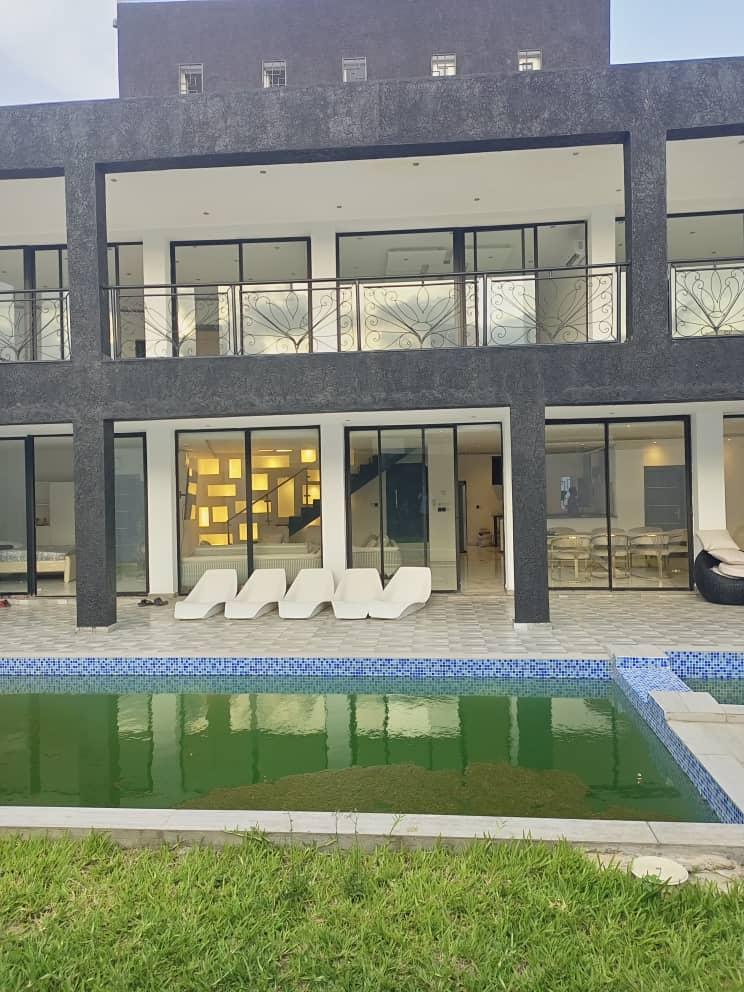 Location d'une Maison / Villa de 8 pièce(s) à 1.700.000 FCFA : Abidjan-Cocody-Riviera (Riviera abatta )