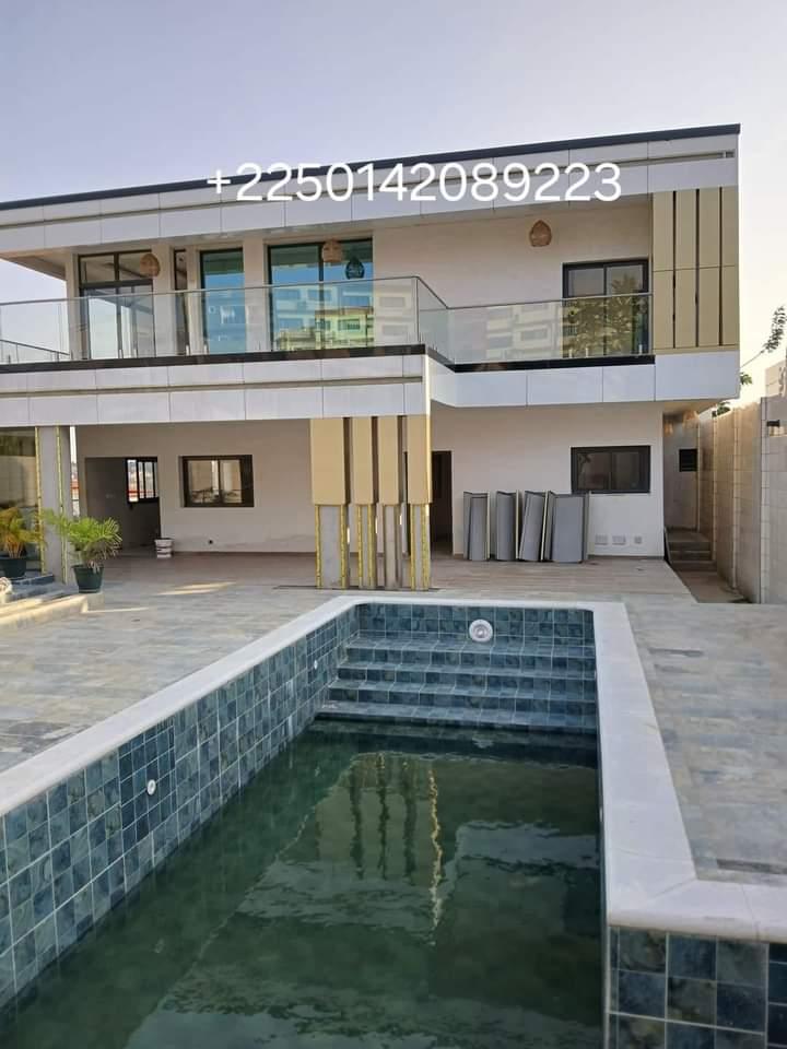 Vente d'une Maison / Villa de 8 pièce(s) à 380.000.000 FCFA : Abidjan-Cocody-Angré (Angré nouveau chu )