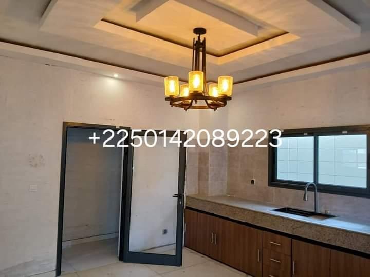 Vente d'une Maison / Villa de 8 pièce(s) à 380.000.000 FCFA : Abidjan-Cocody-Angré (Angré nouveau chu )