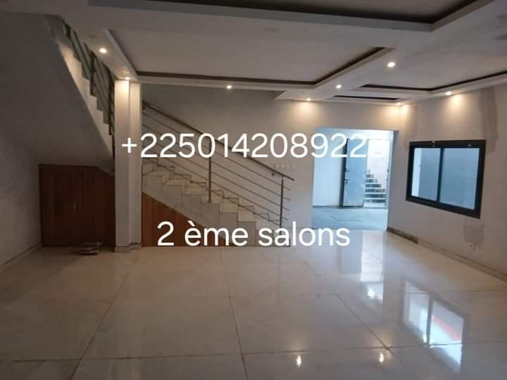 Vente d'une Maison / Villa de 8 pièce(s) à 380.000.000 FCFA : Abidjan-Cocody-Angré (Angré nouveau chu )