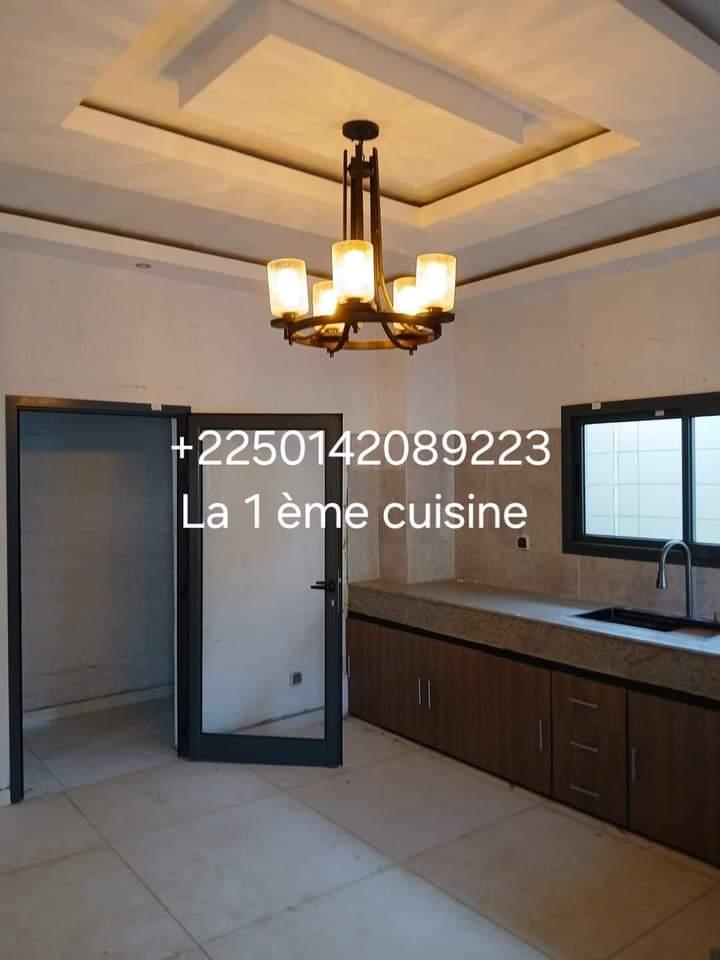 Vente d'une Maison / Villa de 8 pièce(s) à 380.000.000 FCFA : Abidjan-Cocody-Angré (Angré nouveau chu )