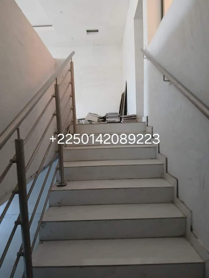 Vente d'une Maison / Villa de 8 pièce(s) à 380.000.000 FCFA : Abidjan-Cocody-Angré (Angré nouveau chu )