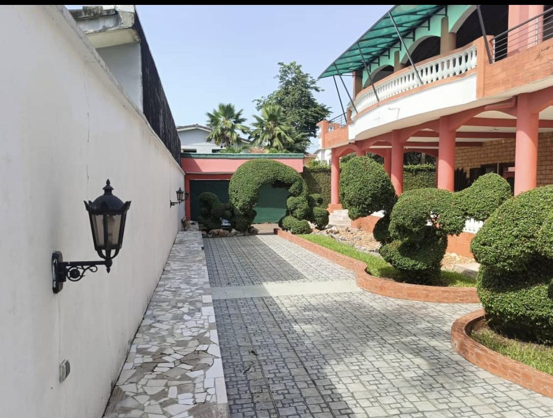 Vente d'une Maison / Villa de 12 pièce(s) à 1.500.000.000 FCFA : Abidjan-Cocody-Riviera (Rivera 4)