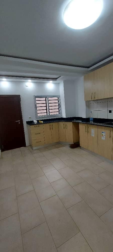 Location d'une Maison / Villa de 5 pièce(s) à 600.000 FCFA : Abidjan-Cocody-Riviera (FAYA JULES VERNE )