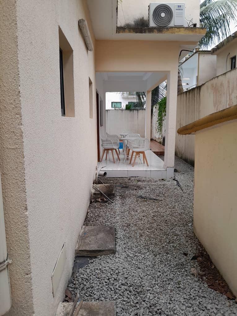 Location d'une Maison / Villa de 6 pièce(s) à 2.000.000 FCFA : Abidjan-Cocody-Riviera (RIVIERA MBADON)