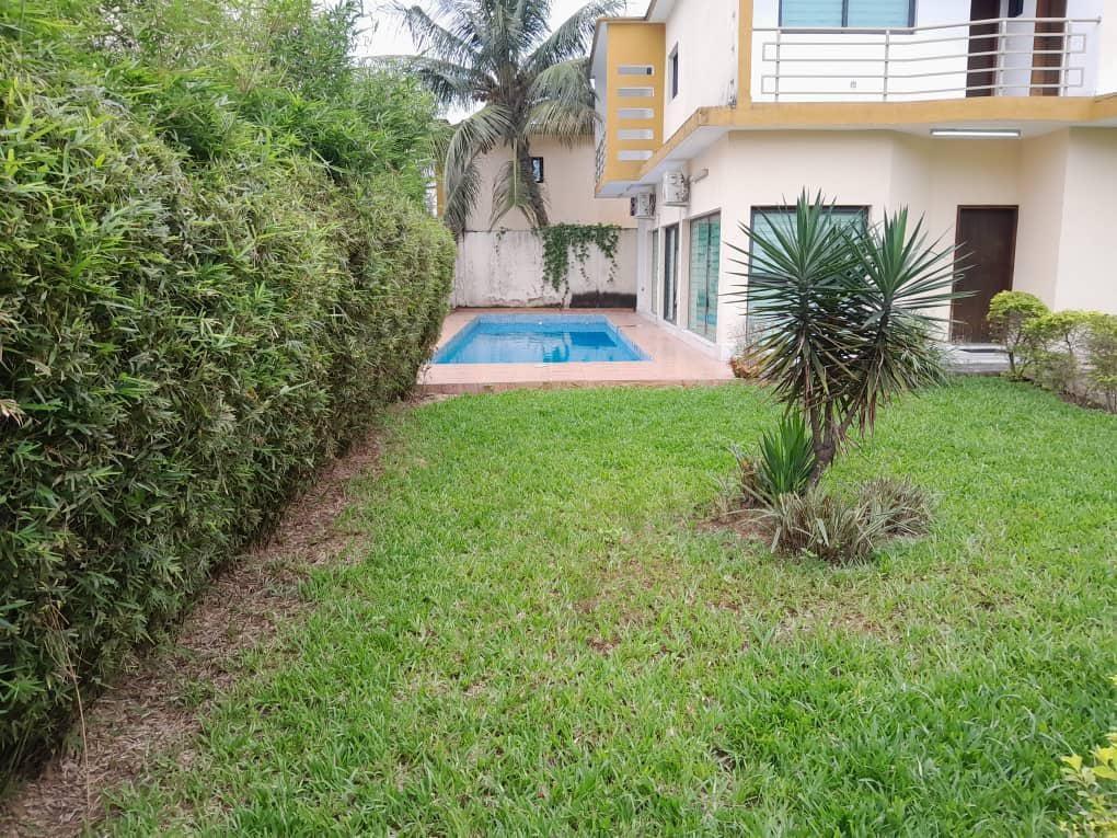 Location d'une Maison / Villa de 6 pièce(s) à 2.000.000 FCFA : Abidjan-Cocody-Riviera (RIVIERA MBADON)