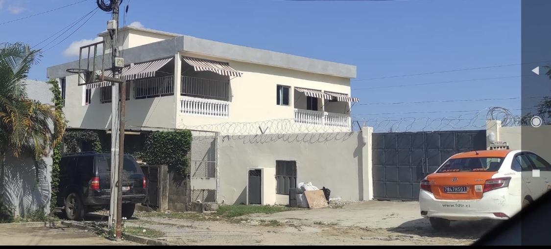 Vente d'une Maison / Villa de 8 pièce(s) à 450.000.000 FCFA : Abidjan-Cocody-2 Plateaux (Angre 7 )