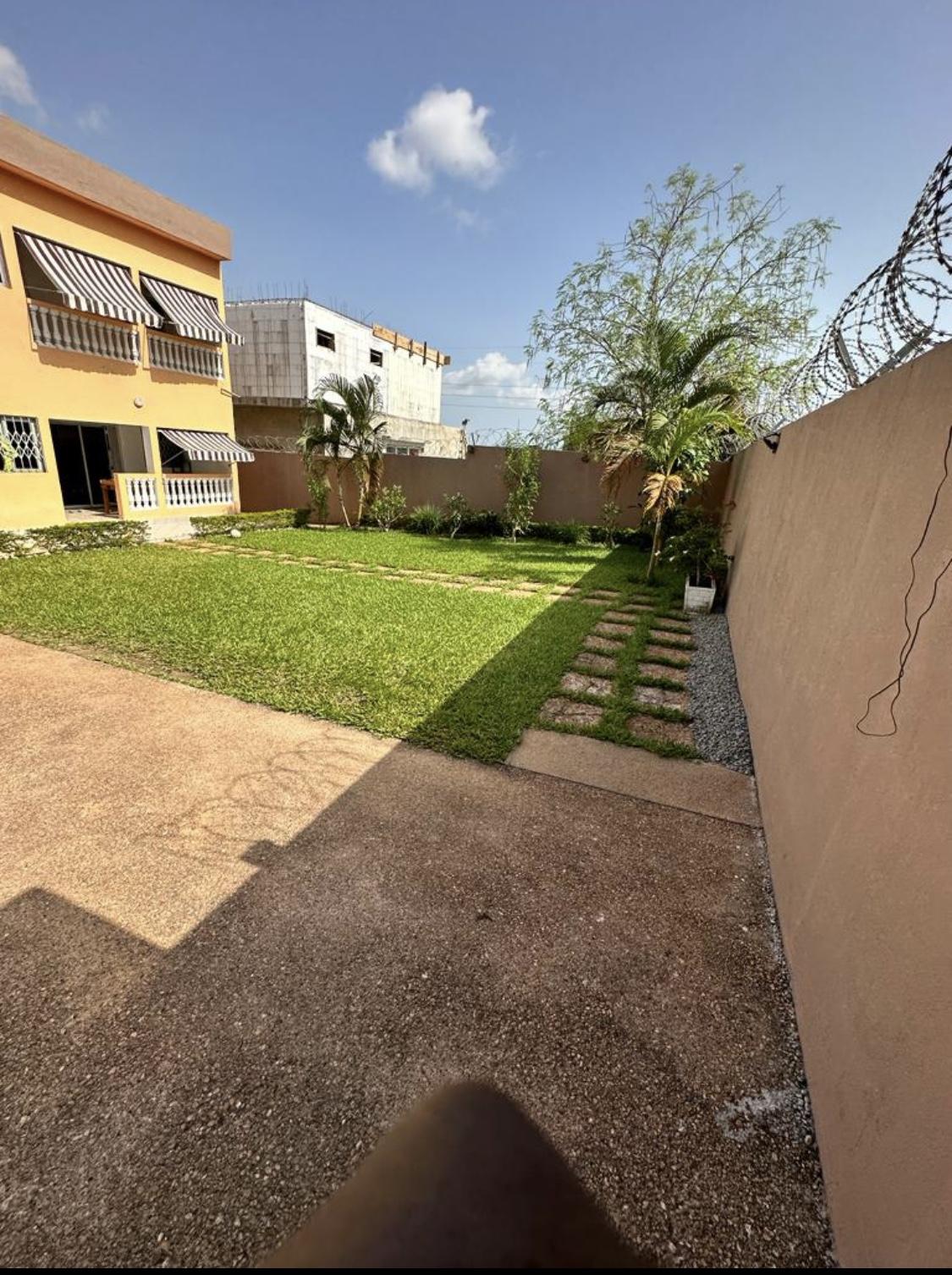 Vente d'une Maison / Villa de 8 pièce(s) à 450.000.000 FCFA : Abidjan-Cocody-2 Plateaux (Angre 7 )