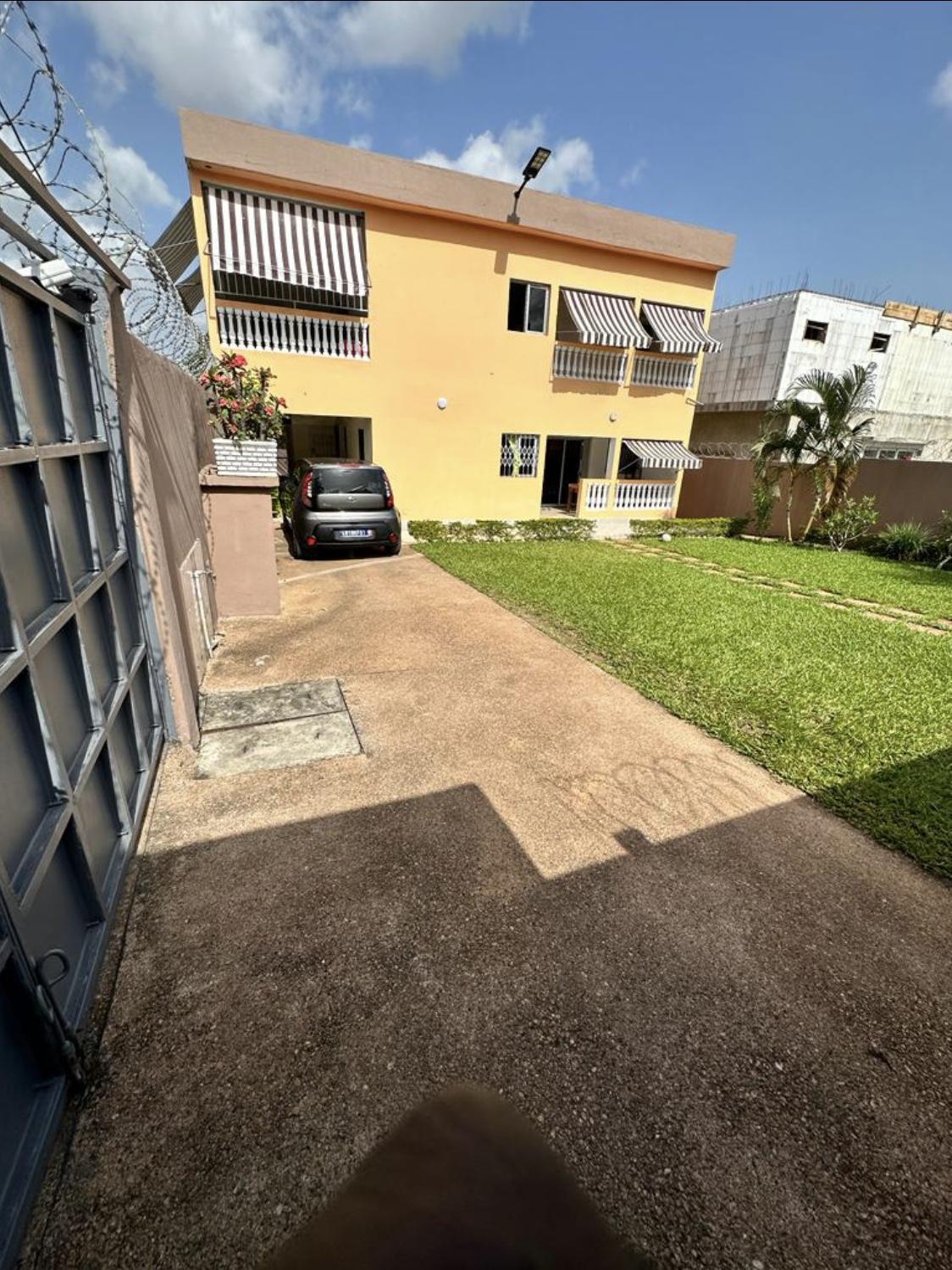 Vente d'une Maison / Villa de 8 pièce(s) à 450.000.000 FCFA : Abidjan-Cocody-Angré (Angre 7 )