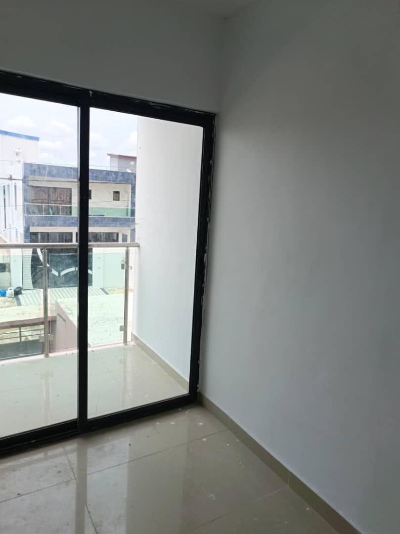 Vente d'une Maison / Villa de 5 pièce(s) à 90.000.000 FCFA : Abidjan-Cocody-Angré (angre nouveau chu)