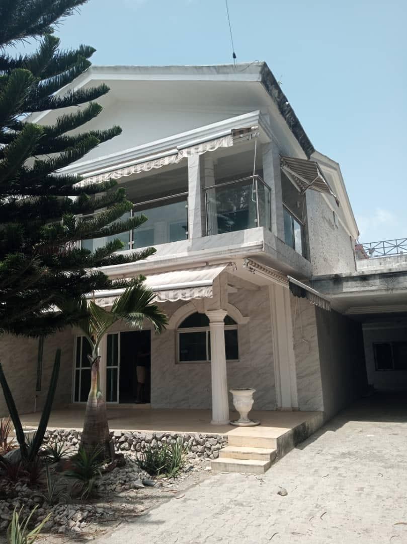 Vente d'une Maison / Villa de 11 pièce(s) à 700.000.000 FCFA : Abidjan-Cocody-Riviera (COCODY RIVIERA M'BADON)