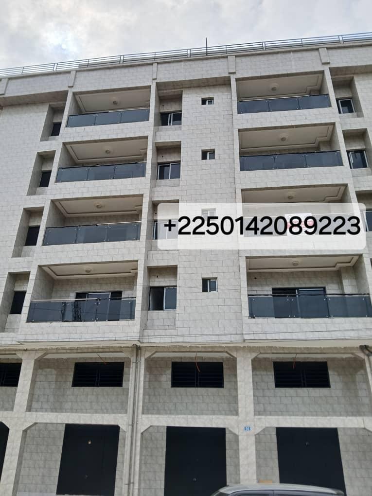 Location d'un Appartement de 3 pièce(s) à 300.000 FCFA : Abidjan-Cocody-Angré (Angré nouveau chu )