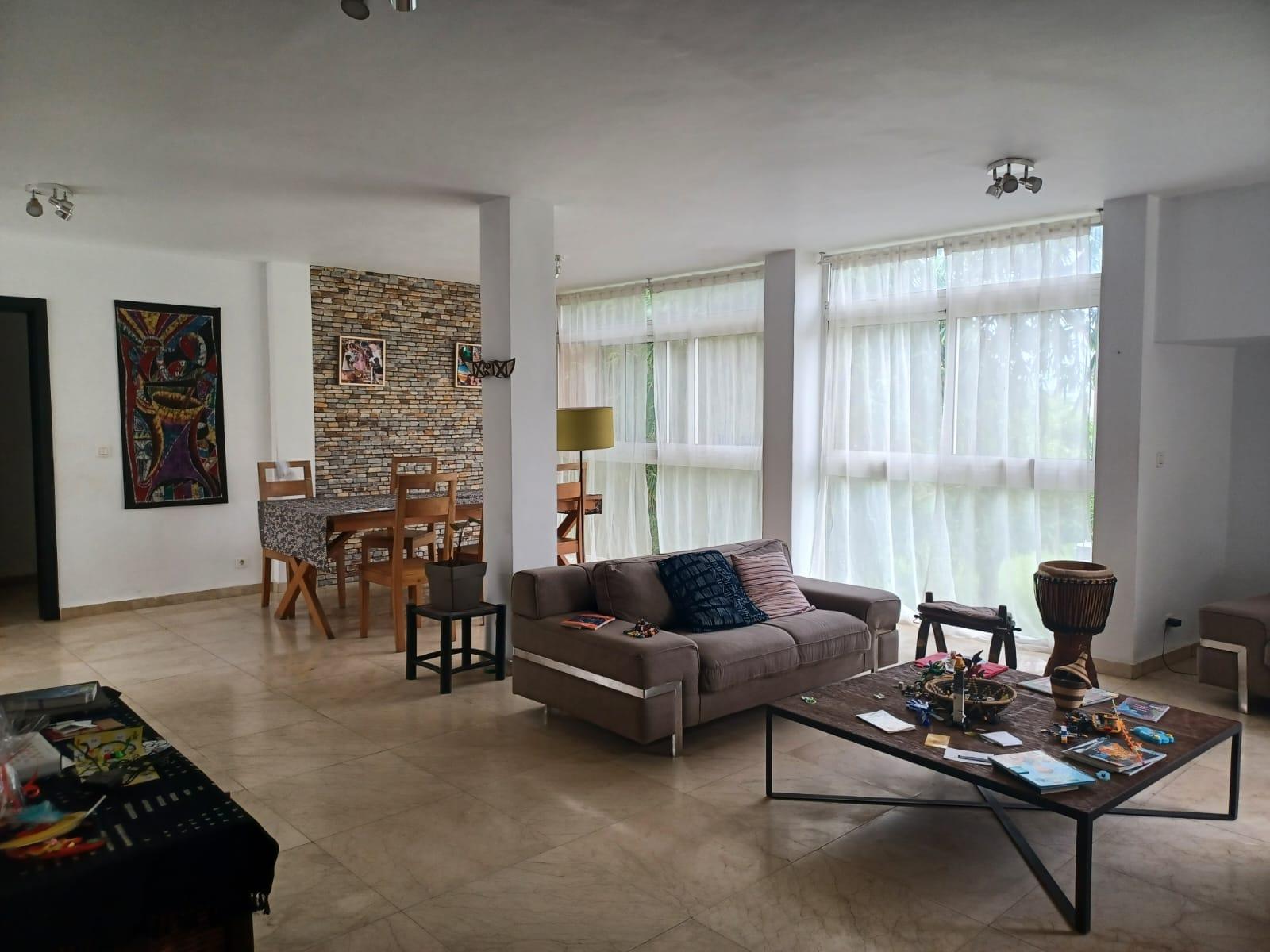 Vente d'un Appartement de 5 pièce(s) à 200.000.000 FCFA : Abidjan-Cocody-Riviera (COCODY RIVIERA GOLF)