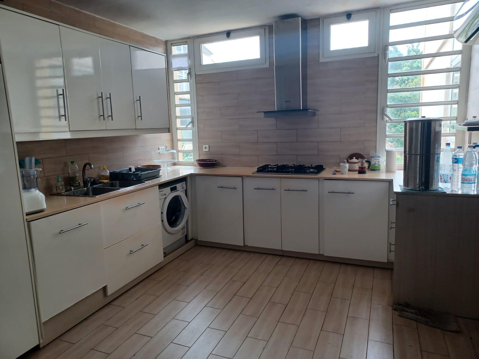 Vente d'un Appartement de 5 pièce(s) à 200.000.000 FCFA : Abidjan-Cocody-Riviera (COCODY RIVIERA GOLF)