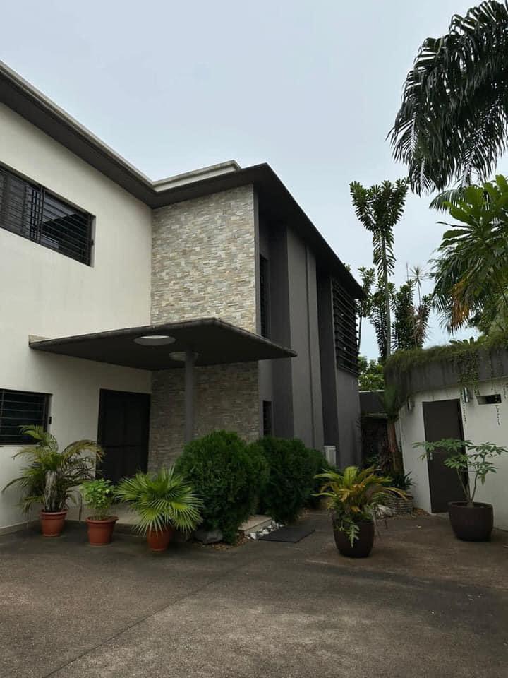 Vente d'une Maison / Villa de 8 pièce(s) à 1.100.000.000 FCFA : Abidjan-Cocody-2 Plateaux (Vallon )