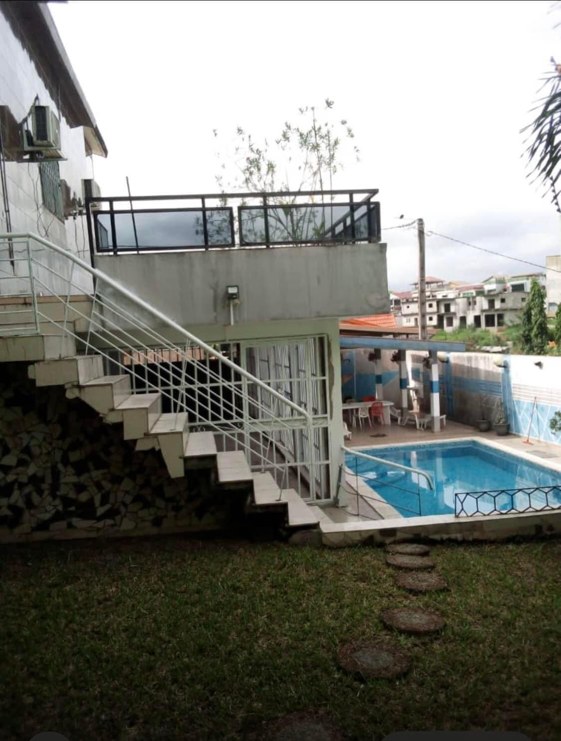 Vente d'une Maison / Villa de 11 pièce(s) à 350.000.000 FCFA : Abidjan-Cocody-Angré (Angre 8)