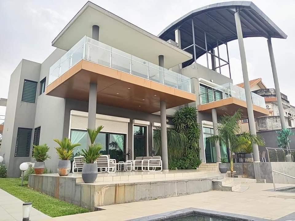 Vente d'une Maison / Villa de 17 pièce(s) à 2.000.000.000 FCFA : Abidjan-Cocody-2 Plateaux (Rivera vallon )