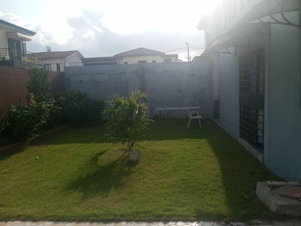 Location d'une Maison / Villa de 7 pièce(s) à 700.000 FCFA : Grand-Bassam-Grand-Bassam (CITE RESIDENTIEL)