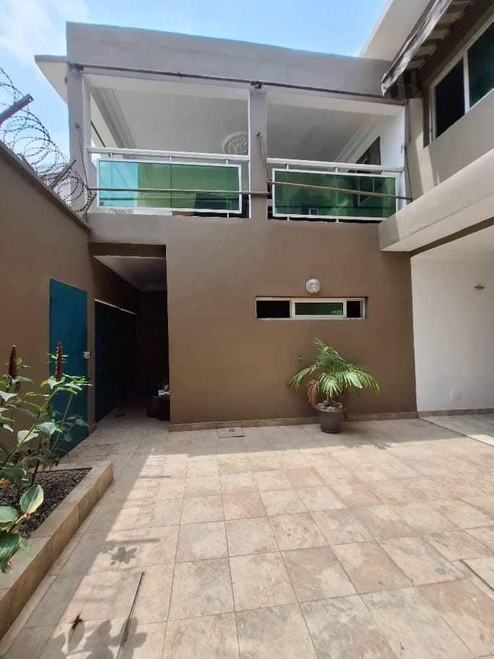 Vente d'une Maison / Villa de 8 pièce(s) à 170.000.000 FCFA : Abidjan-Cocody-Angré (COCODY ANGRE GROUPEMEN T 4000)