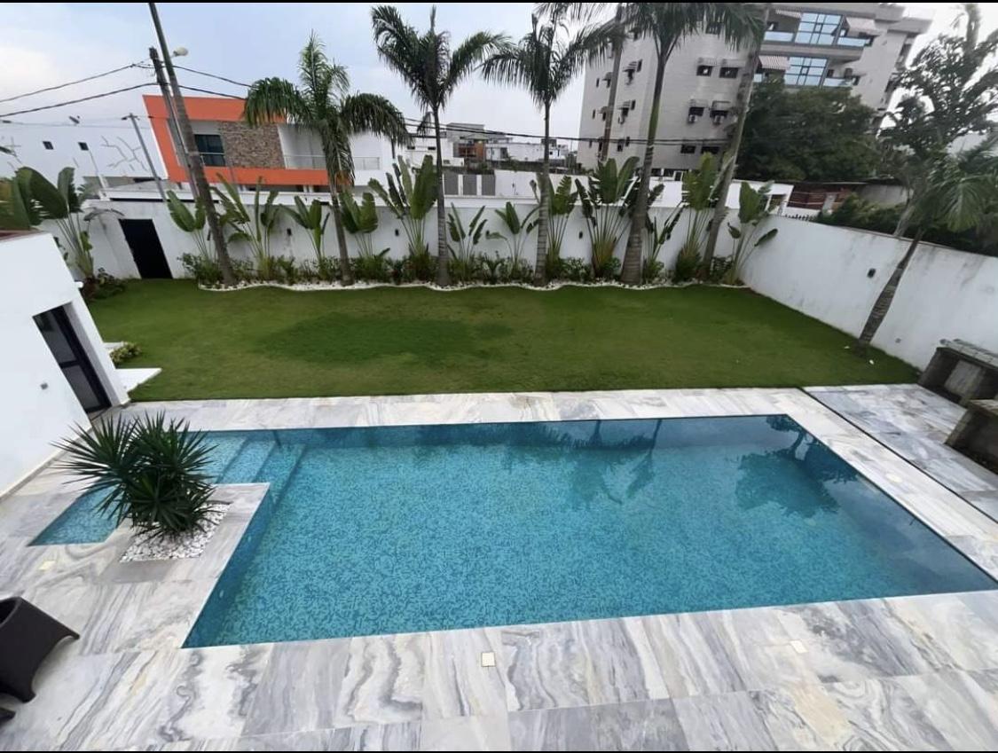 Vente d'une Maison / Villa de 9 pièce(s) à 900.000.000 FCFA : Abidjan-Cocody-Angré (Angre y4 )