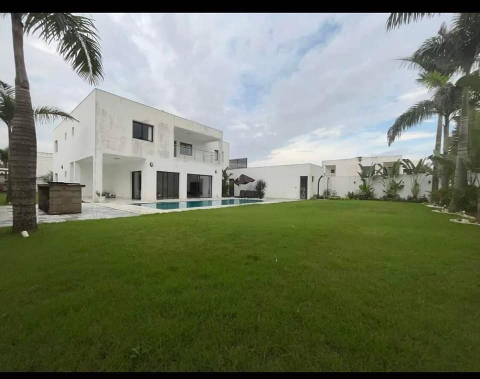 Vente d'une Maison / Villa de 9 pièce(s) à 900.000.000 FCFA : Abidjan-Cocody-Angré (Angre y4 )