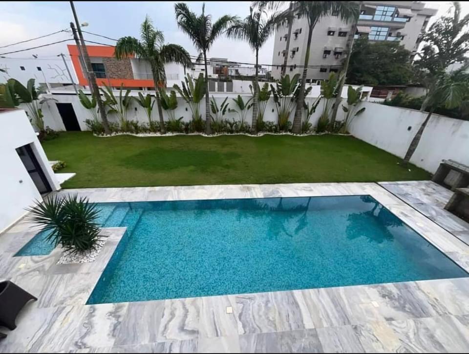 Vente d'une Maison / Villa de 9 pièce(s) à 900.000.000 FCFA : Abidjan-Cocody-Angré (Angre y4 )