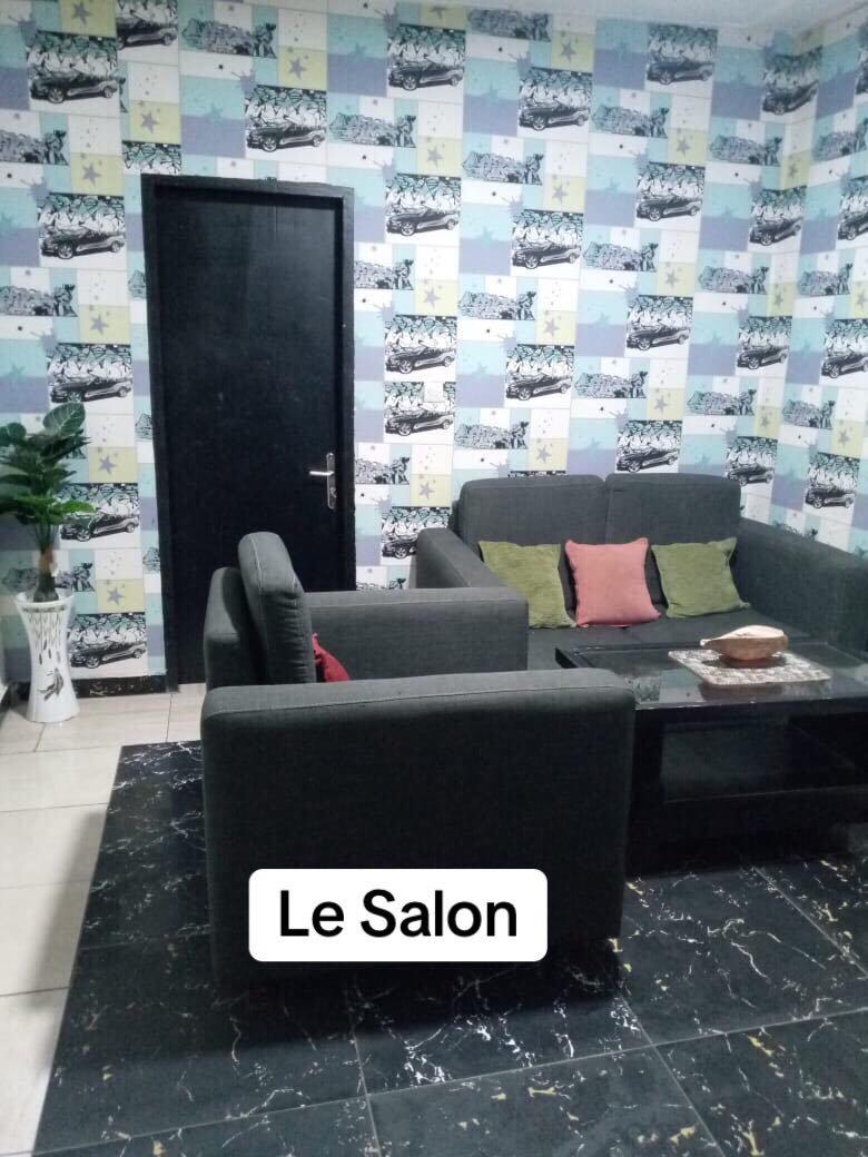 Location meublée d'une Maison / Villa de 2 pièce(s) à 25.000 FCFA : Abidjan-Marcory (MARCORY REMBLAIS DERRIERE LE YOTA)