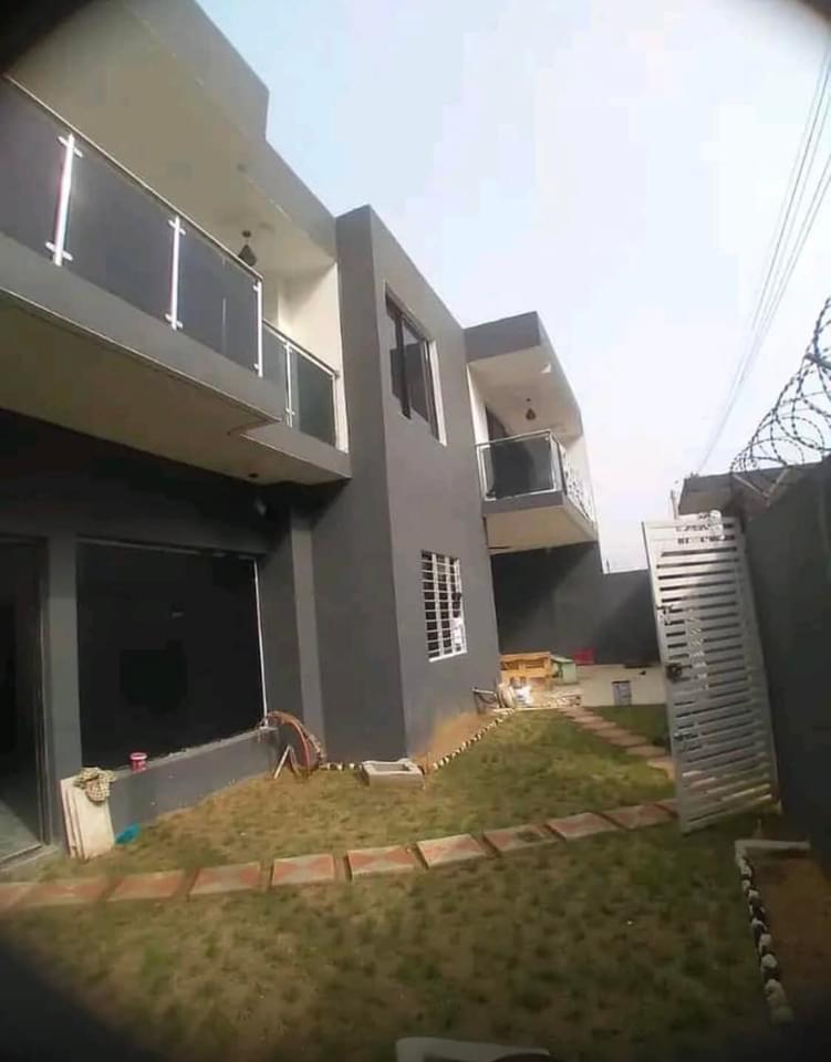 Vente d'une Maison / Villa de 6 pièce(s) à 180.000.000 FCFA : Abidjan-Cocody-Angré (Angre chu )