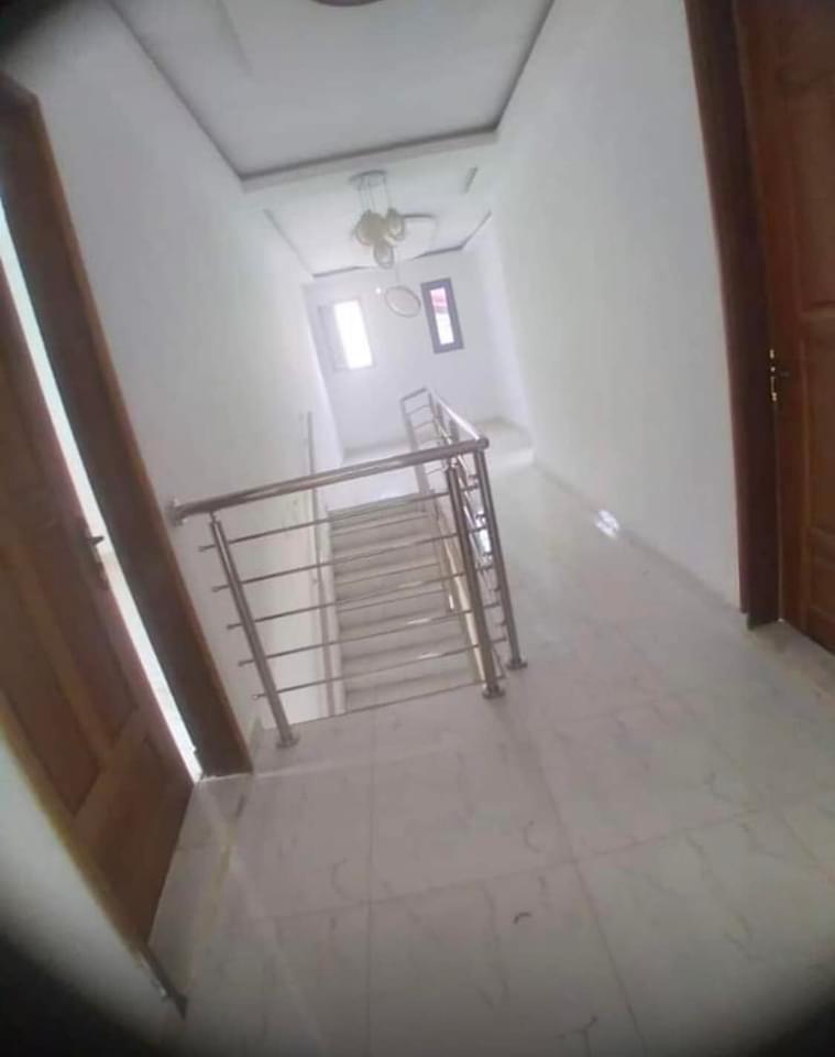 Vente d'une Maison / Villa de 6 pièce(s) à 180.000.000 FCFA : Abidjan-Cocody-Angré (Angre chu )