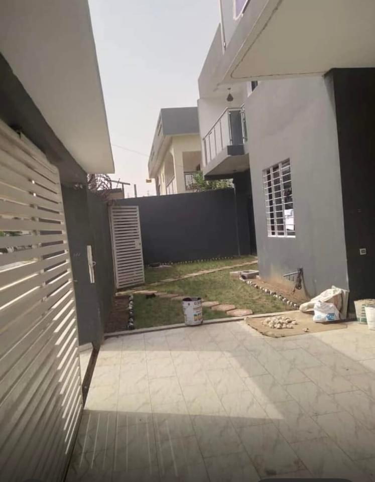 Vente d'une Maison / Villa de 6 pièce(s) à 180.000.000 FCFA : Abidjan-Cocody-Angré (Angre chu )