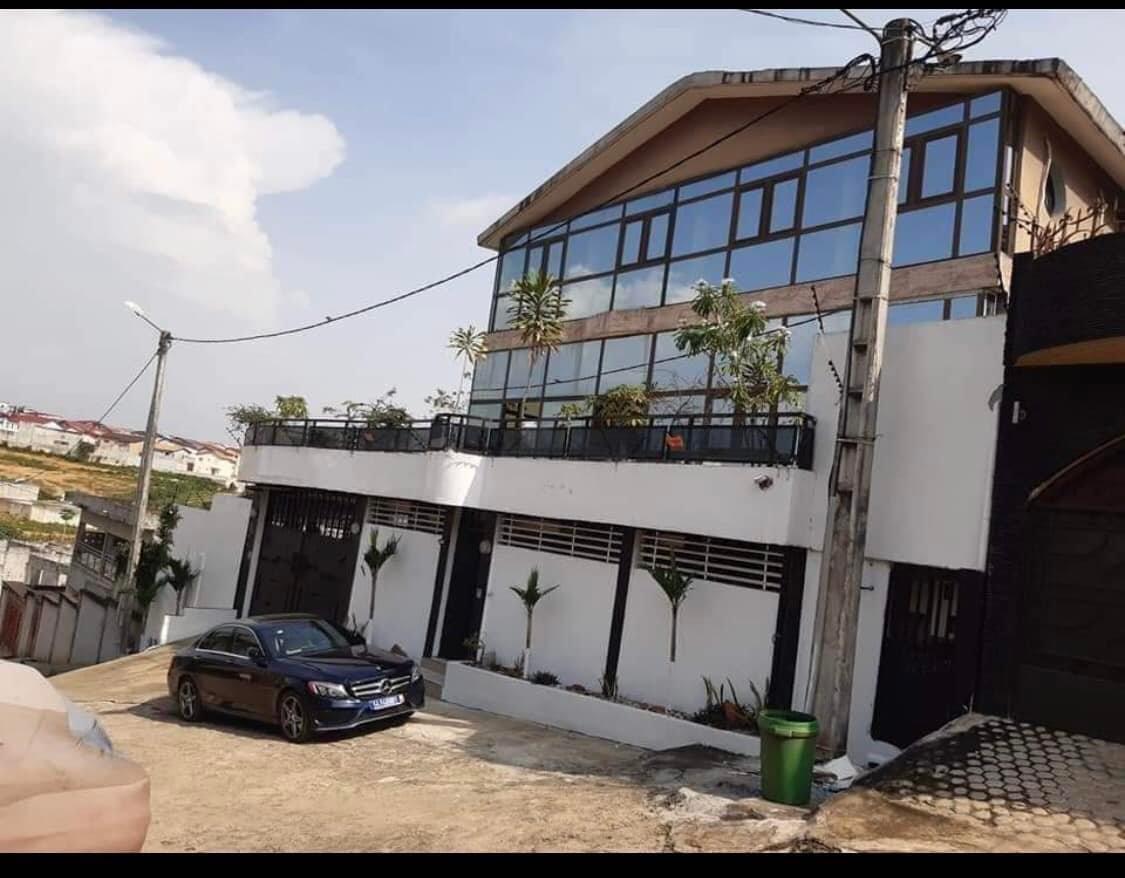 Vente d'une Maison / Villa : Abidjan-Cocody-Riviera (Angre 8)