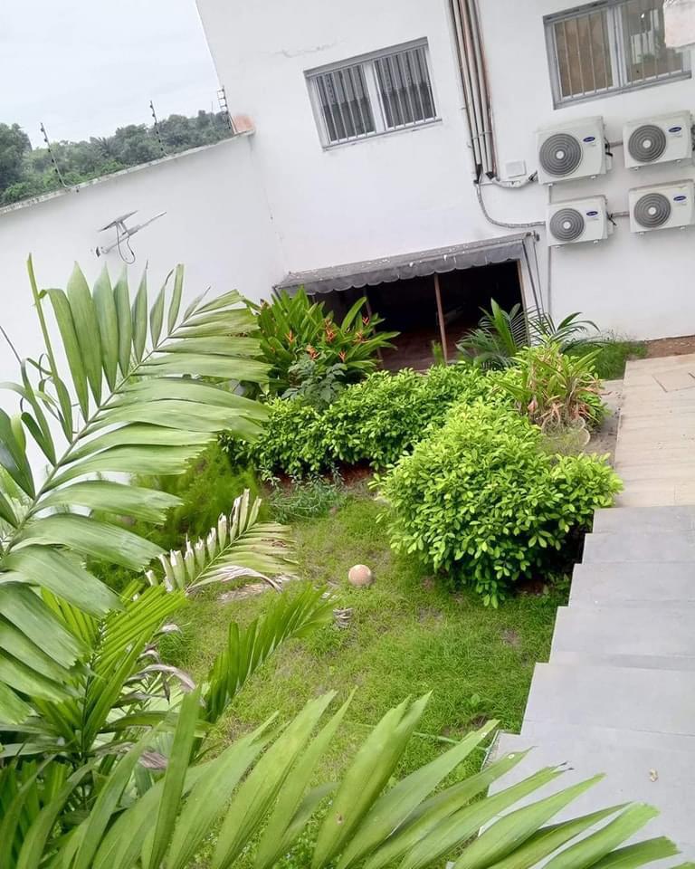 Vente d'une Maison / Villa de 10 pièce(s) à 250.000.000 FCFA : Abidjan-Cocody-Riviera (Abatta )