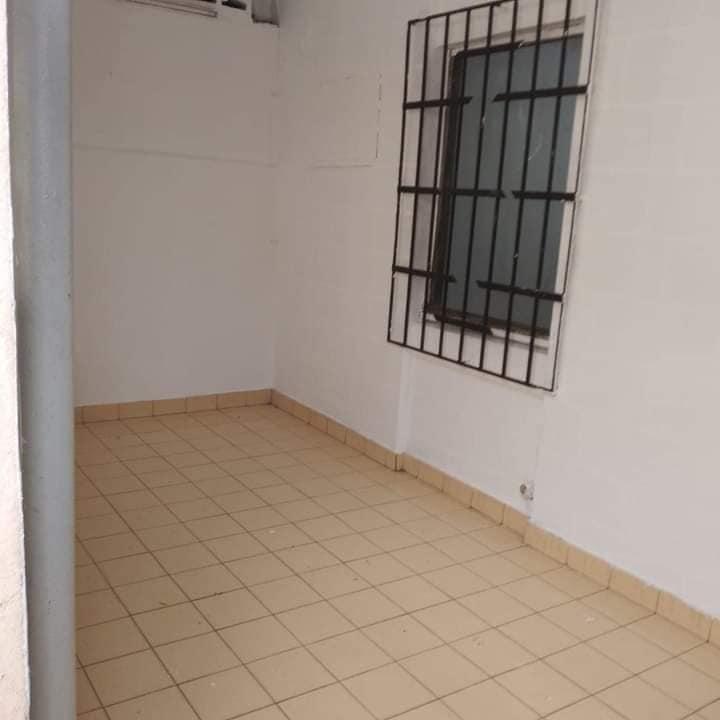 Vente d'une Maison / Villa de 3 pièce(s) à 75.000.000 FCFA : Abidjan-Cocody centre (COCODY CENTRE CITE MERMOZ)