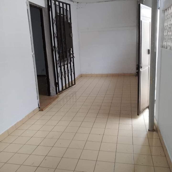 Vente d'une Maison / Villa de 3 pièce(s) à 75.000.000 FCFA : Abidjan-Cocody centre (COCODY CENTRE CITE MERMOZ)